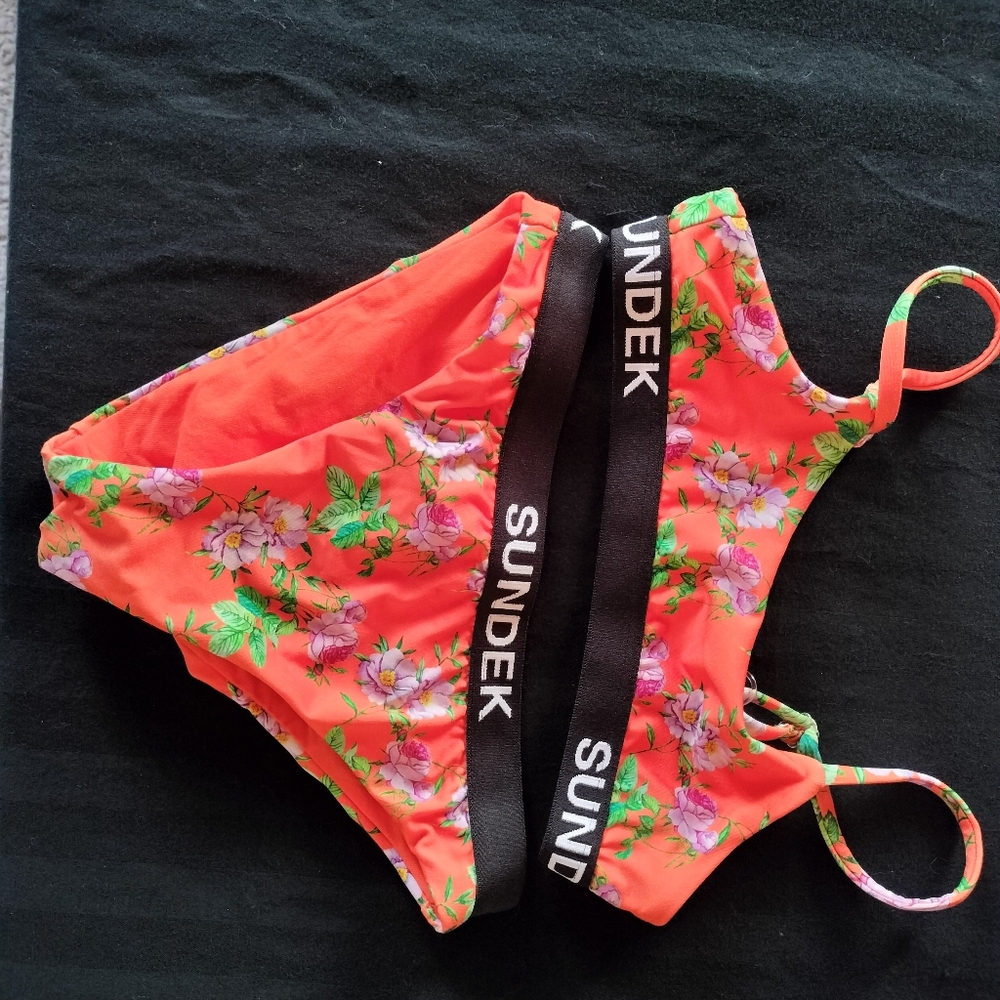 Sundek size 6 two piece swim suit
